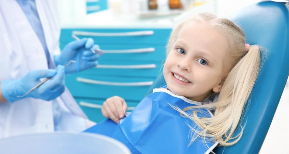 Как лечить молочные зубы ребенку?